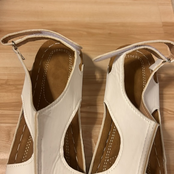 EUC,WHITE sandals,size 8M,worn once,very lightweight,faux LEATHER, Velcro strap - Picture 3 of 13